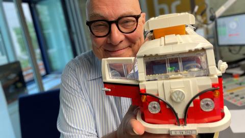 Thomas Koschwitz mit Lego-Bully