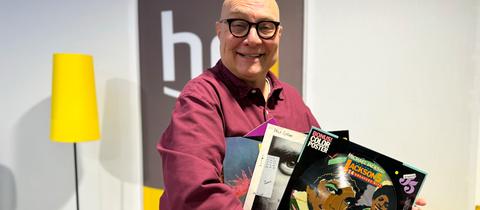 Thomas Koschwitz mit ein paar Schallplatten