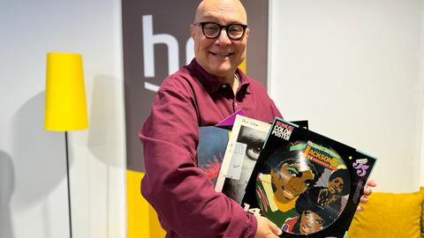 Thomas Koschwitz mit ein paar Schallplatten