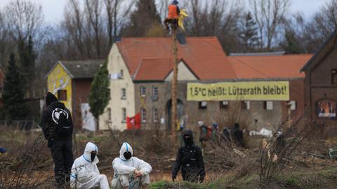 Klimaschutzaktivisten sitzen am Dorfrand von Lützerath. Das Dorf Lützerath soll zur Erweiterung des Braunkohletagebaus Garzweiler II abgebaggert werden. 