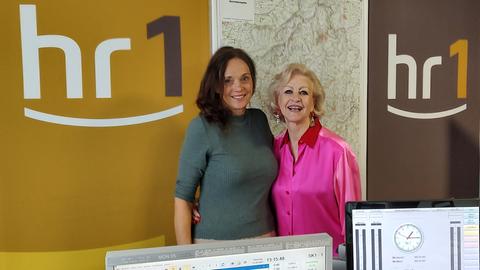 Die ehemalige deutsche Eiskunstläuferin Marika Kilius mit hr1-Moderatorin Susanne Schwarzenberger.