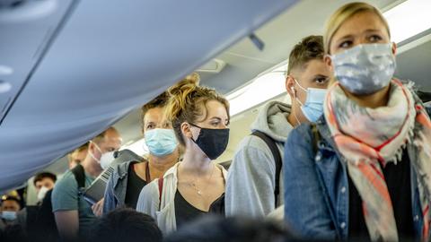 Flugzeug Passagiere Corona Maske