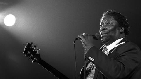 B. B. King während eines Konzerts auf der Bühne