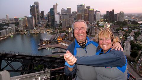 Werner Reinke und Lidia Antonini auf der Harbour Bridge in Sydney.