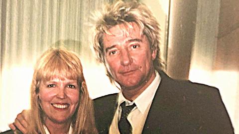 hr1-Musikredakteurin Lidia Antonini mit Rod Stewart im Jahr 1995. 