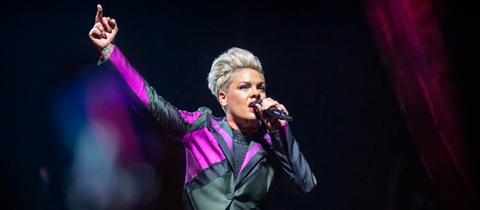 Sängerin Pink auf der Bühne