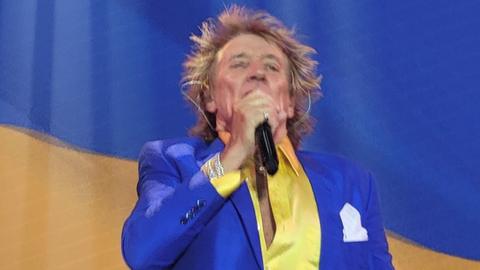 Rod Stewart im blaugelben Anzug