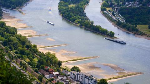 Blick vom Drachenfels bei Koenigswinter auf die Insel Nonnenwerth mit Schule / Kloster bei Niedrigwasser.