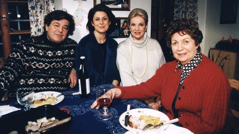In dieser deutsch-österreichischen Weihnachtskomödie von 1997 geht es um eine Familie, deren Weihnachtsfest von einer Katastrophe in die nächste steuert. 