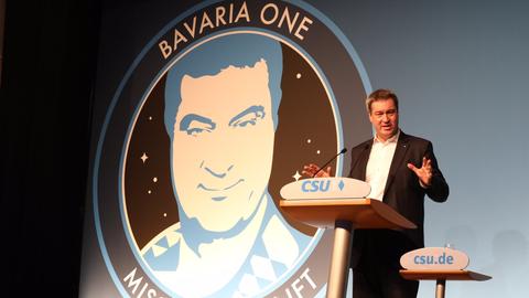 Markus Söder vor dem "Bavaria One"-Logo