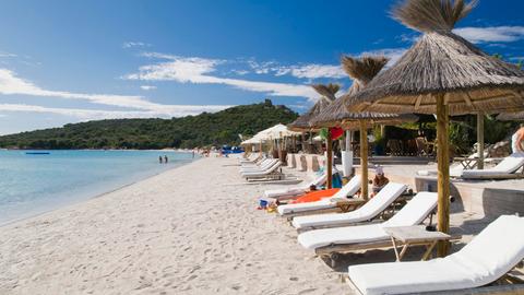 Liegestühle am Sandstrand, San Ciprianu, Golfe de Porto Vecchio, Ostküste, Insel Korsika.