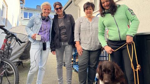 Tanja Sänger mit Hund Franz, Tanja Rühl und Andrea Jakob sowie hr1-Moderatorin Simone Reuthal