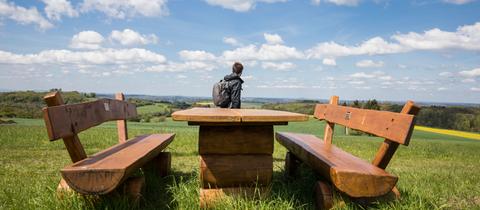 Wanderer im Ort Mücke in Hessen