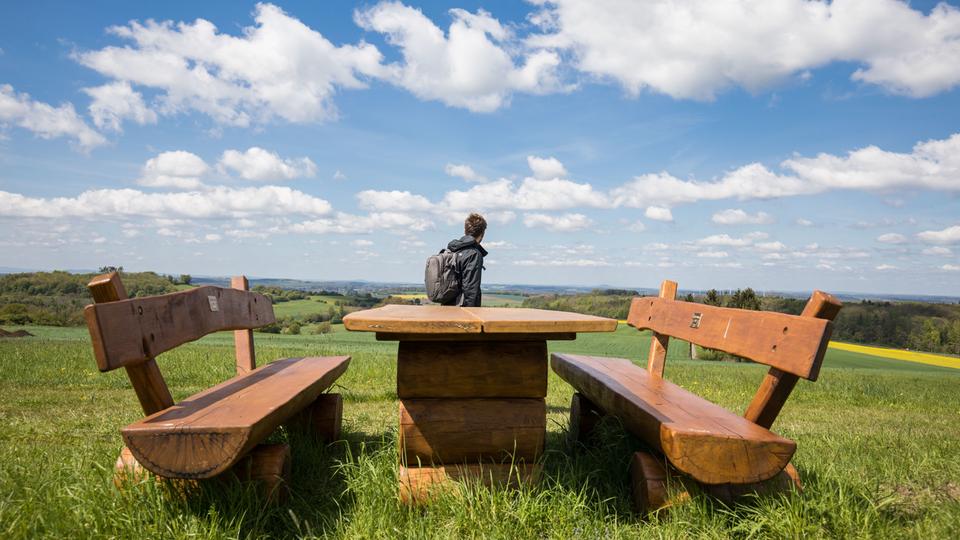 Wanderer im Ort Mücke in Hessen