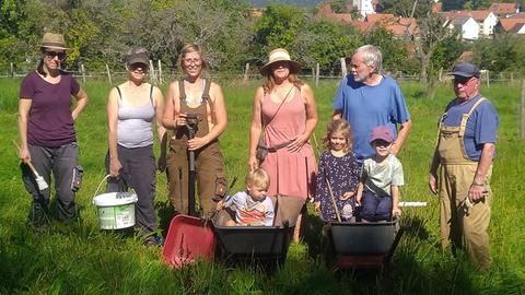 Mitglieder vom NABU Bad König/Zell und des Naturgartenvereins auf dem Areal des zukünftigen Wildobstlehrpfades.
