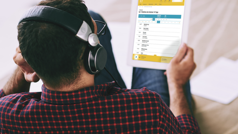 Musik hörender Mann mit hr1-Titelleiste auf dem Tablet
